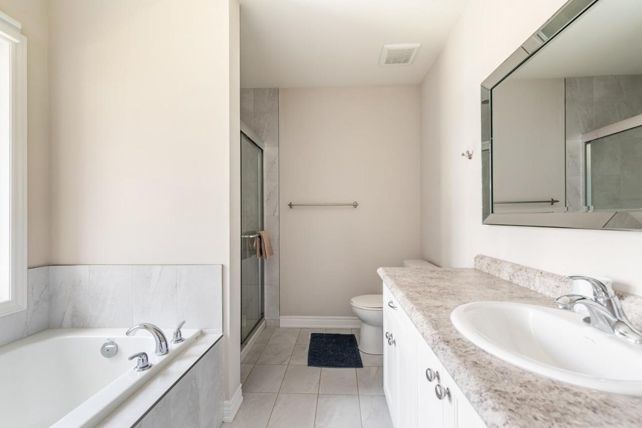 Modern Hamilton Homes Lake Ontario Shore By Globalstay Esterno foto